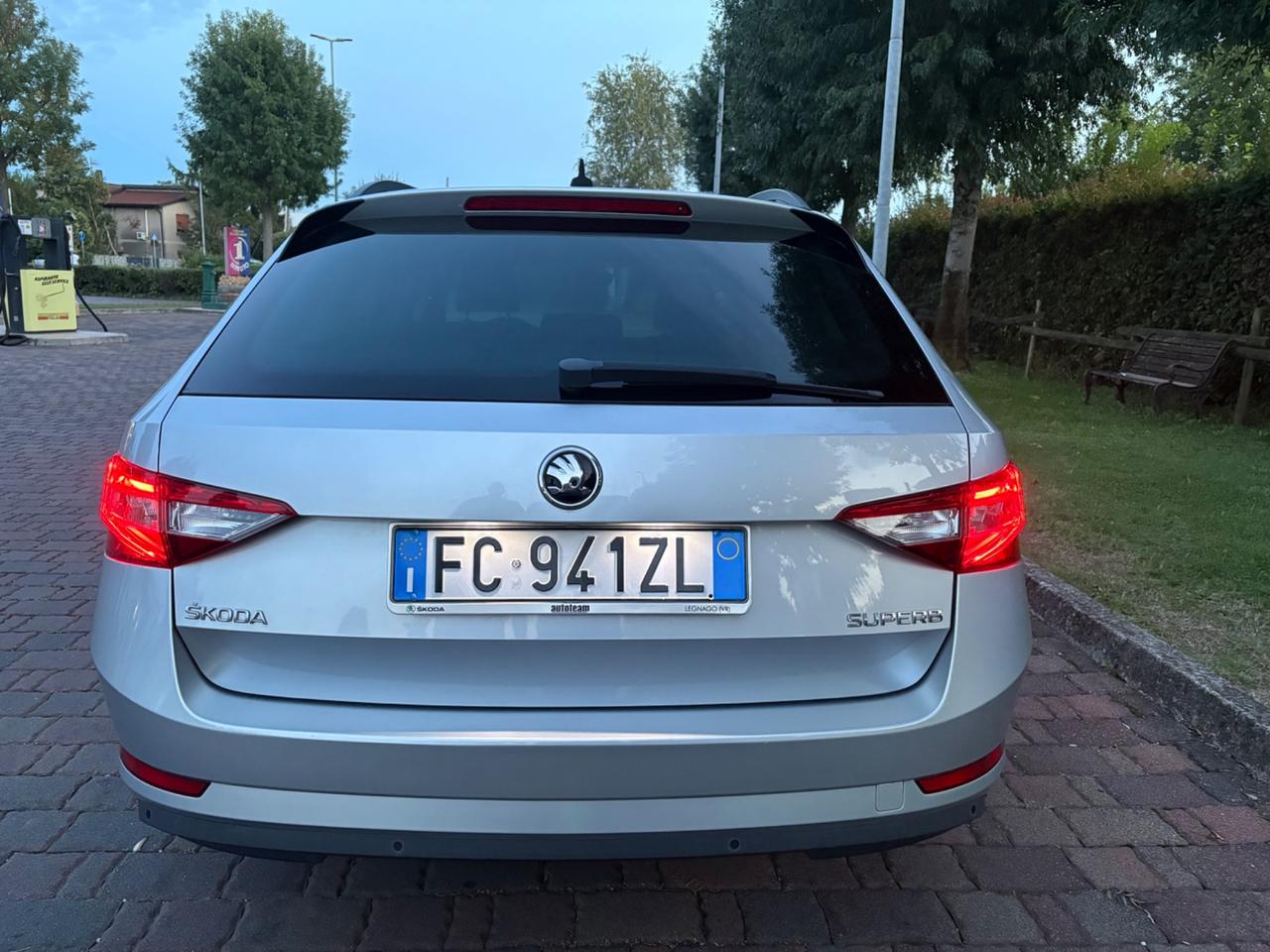 Skoda Superb 2.0 TDI DSG Wagon Style