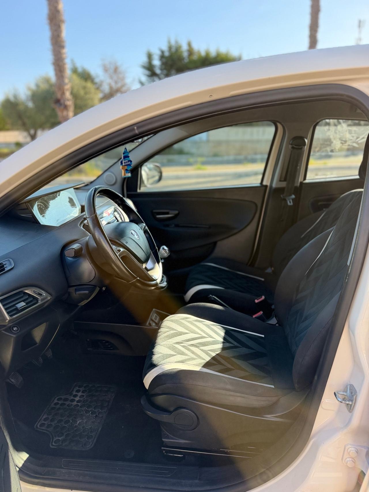 Lancia Ypsilon 1.2 69 CV 5 porte GPL Ecochic Silver