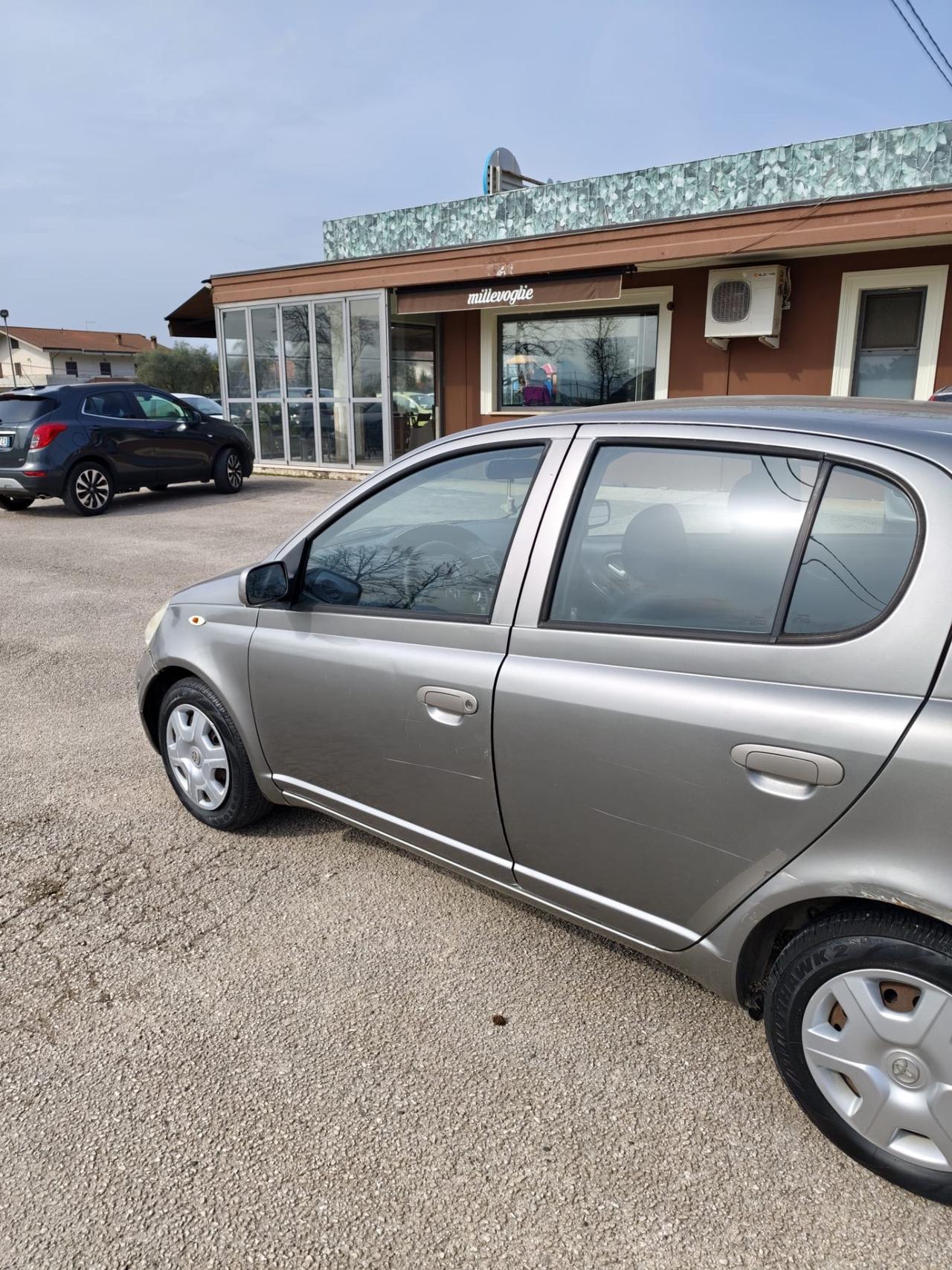 Toyota Yaris 1.0i 16V cat 5 porte Sol