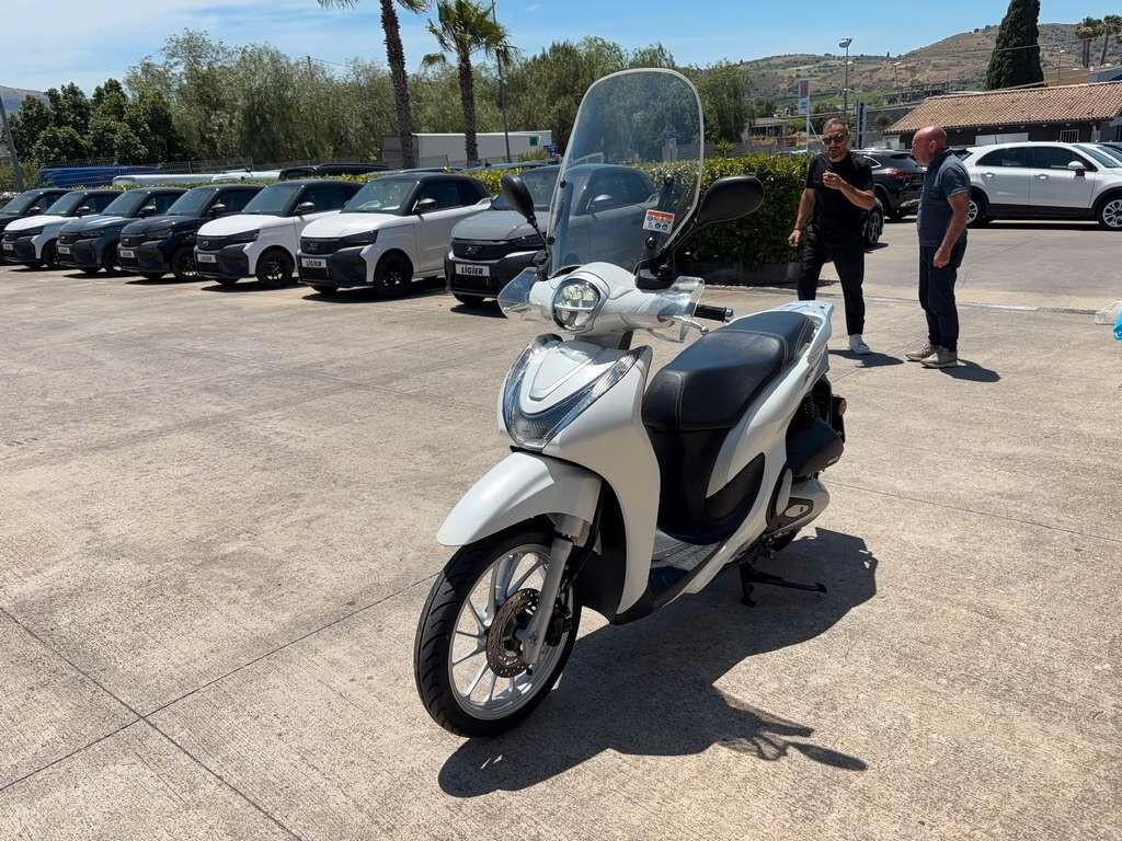 Honda SH Mode 125 2023 / KM 13.000 Tua a solo 19 Euro al mese