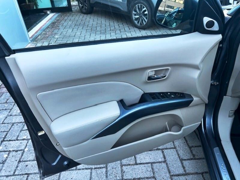 Mitsubishi Outlander 2.2 DI-D Instyle 7 p.ti DPF + Gancio Traino