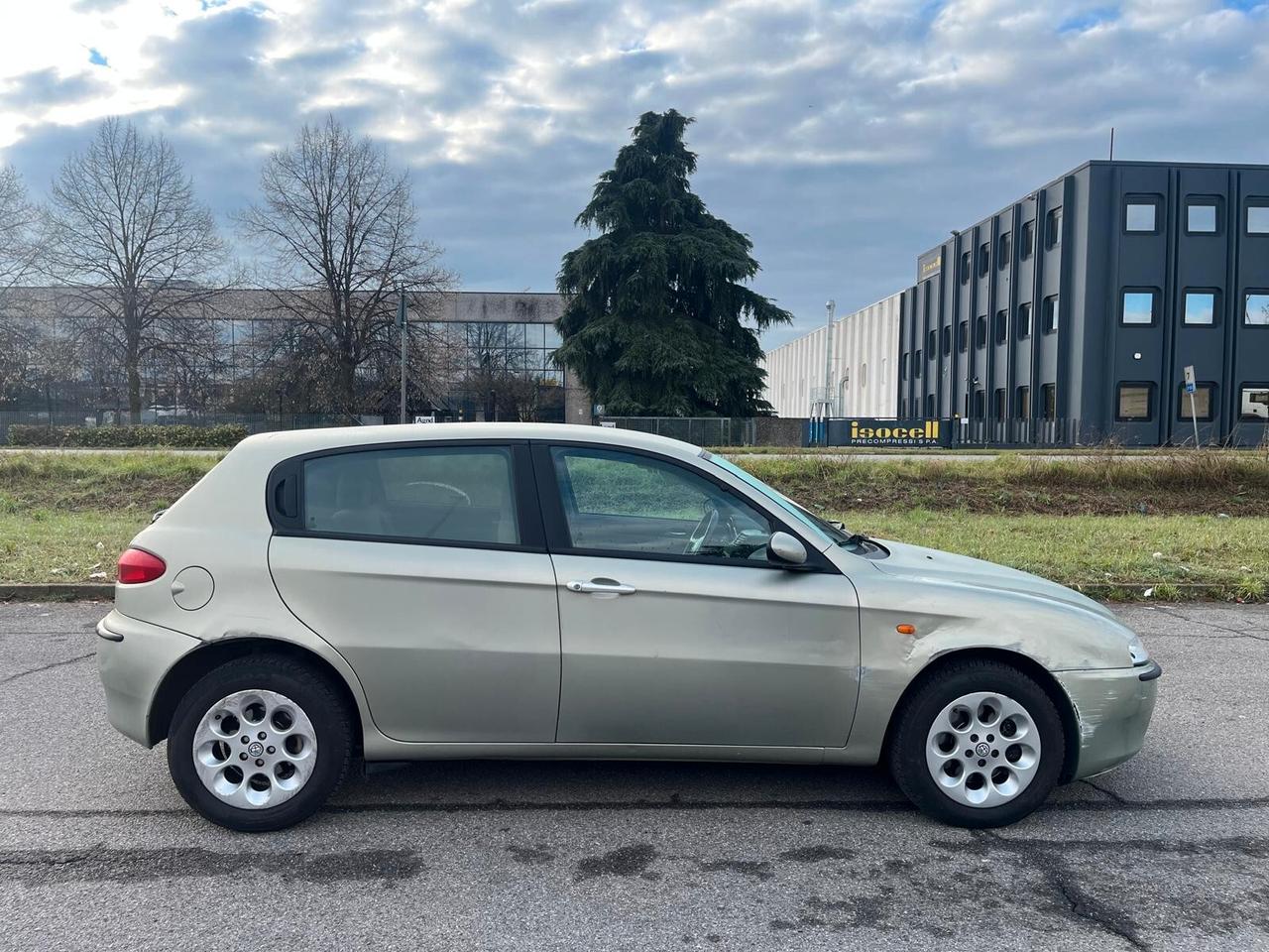 Alfa Romeo 147 1.6i 16V Twin Spark cat 5p. Distinctive