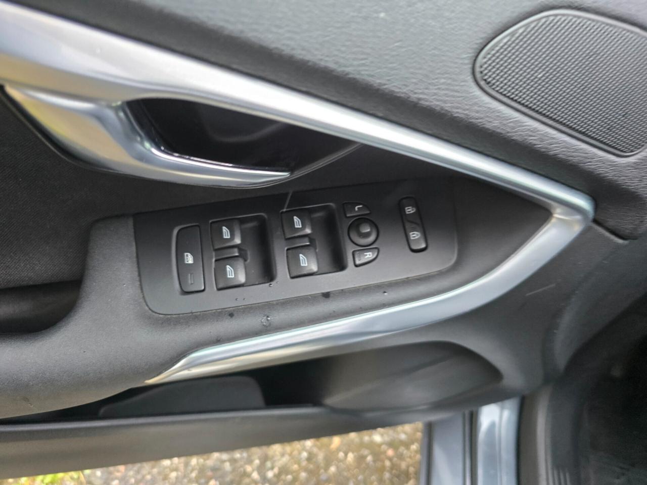 Volvo V40 D2 1.6D 114CV Momentum-2013