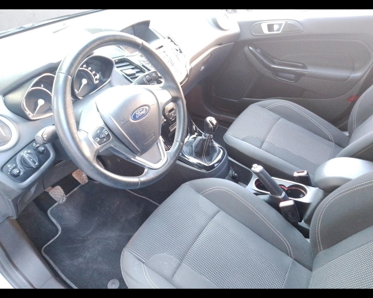 FORD Fiesta 6ª serie - Fiesta 1.5 TDCi 75CV ST LINE