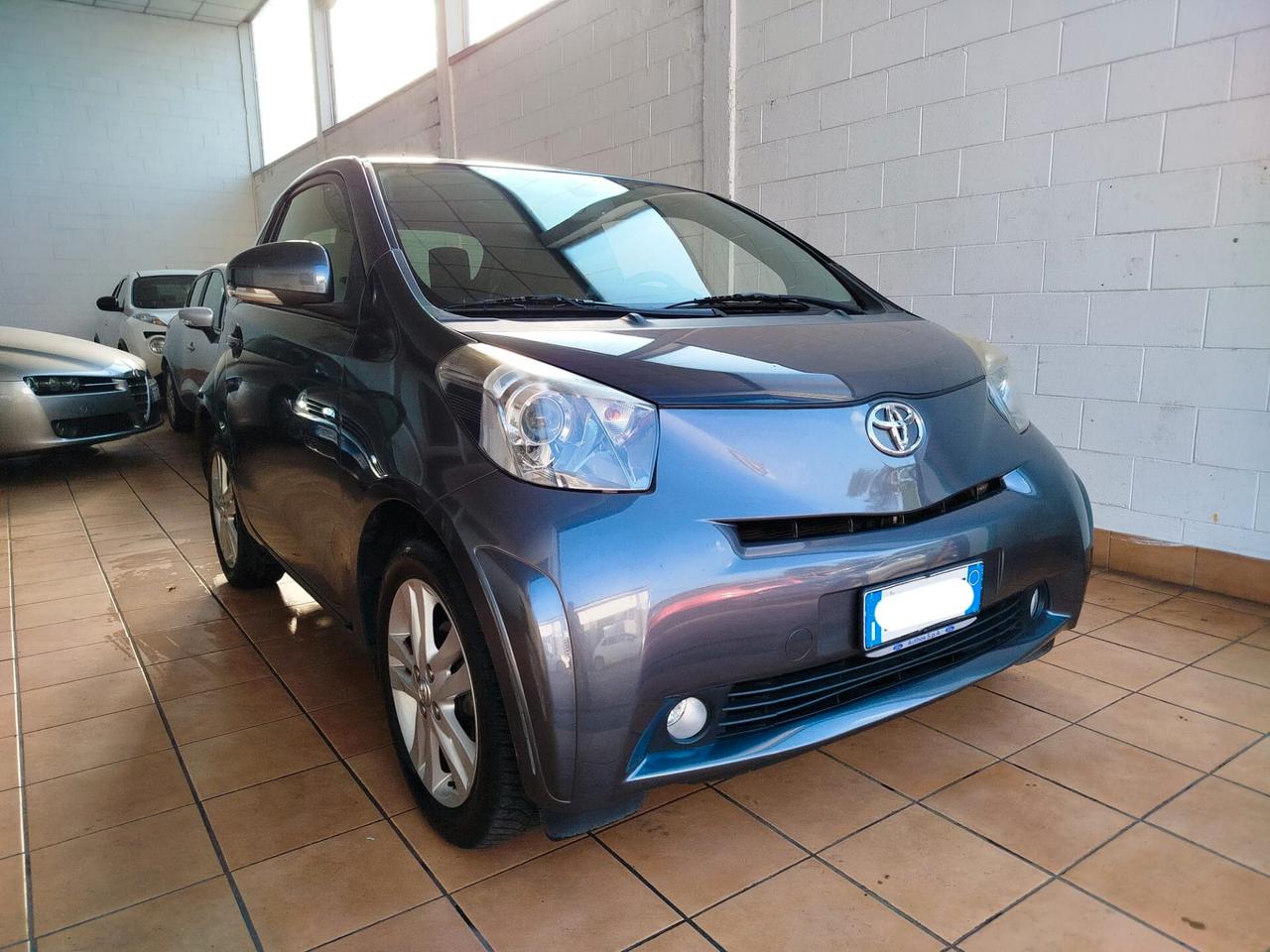 Toyota iQ 1.3 Executive E5B, adatta anche a neopatentati.