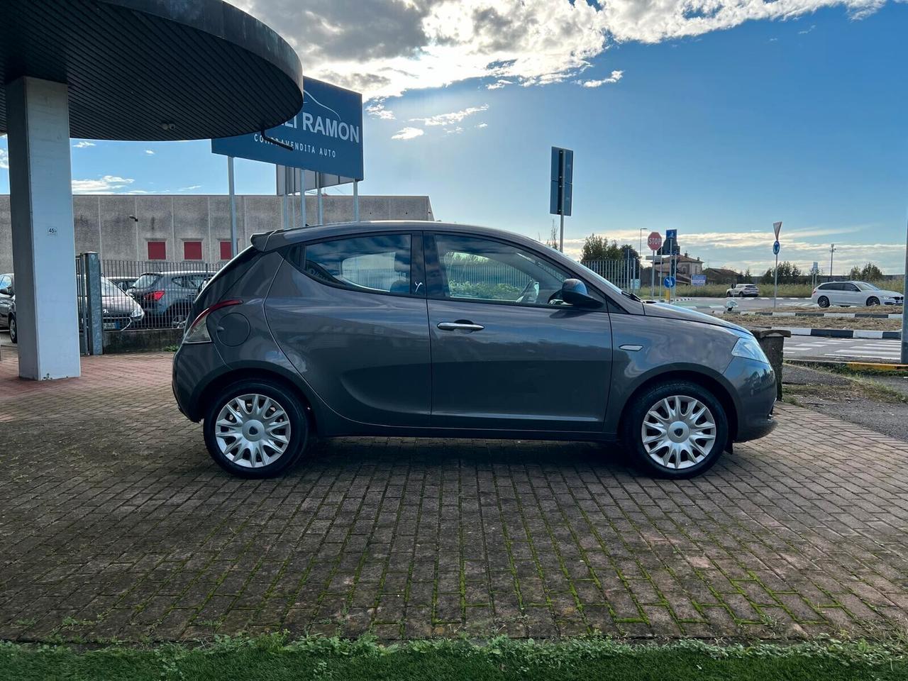 Lancia Ypsilon 1.2 69 CV 5 porte S&S Silver