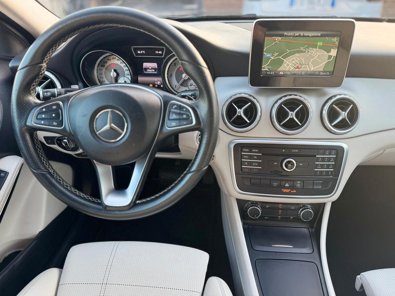 MERCEDES GLA 180d Premium