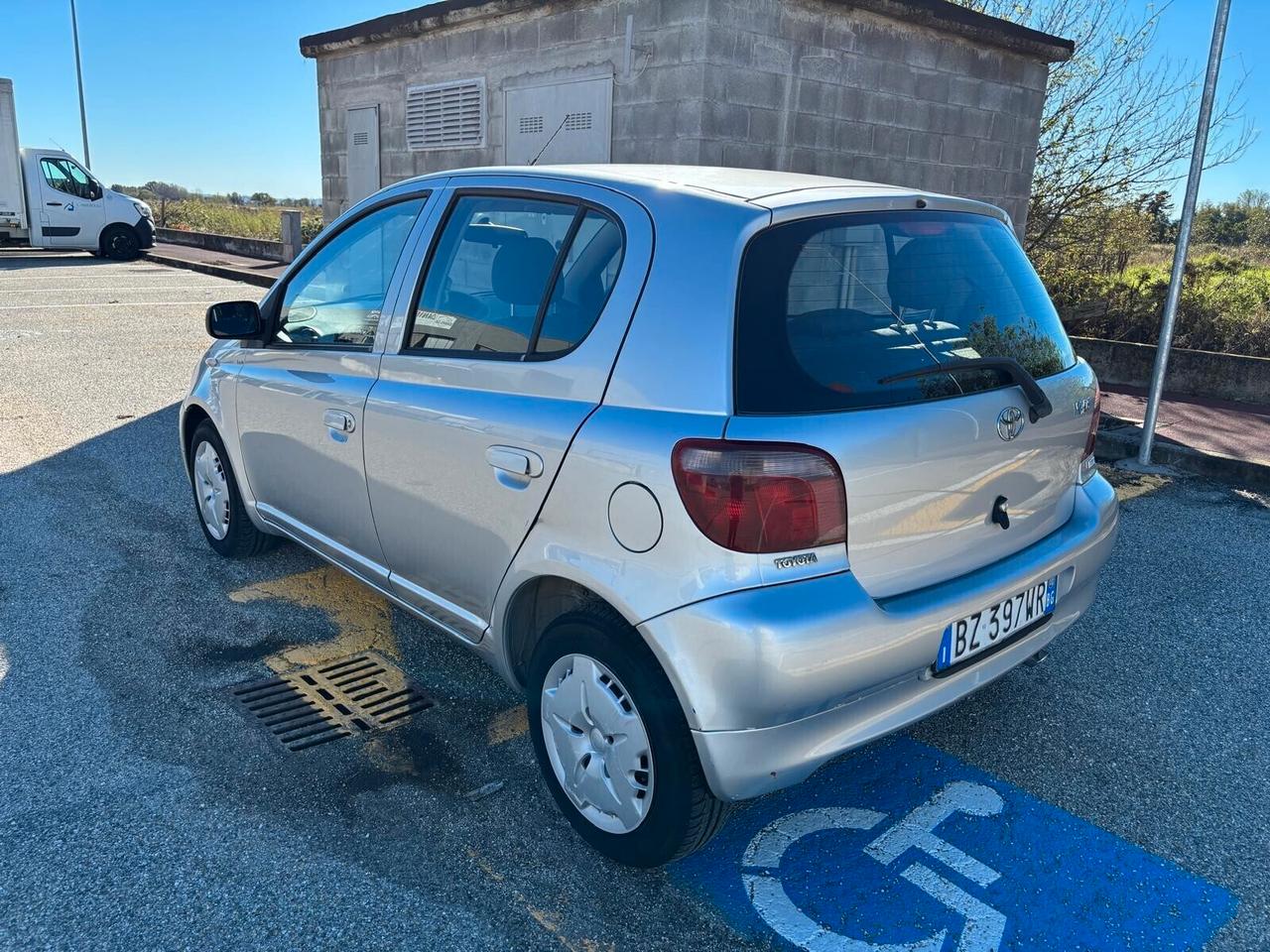 Toyota Yaris 1.3i 16V cat 5 porte SOL ADATTA AI NEOPATENTATI