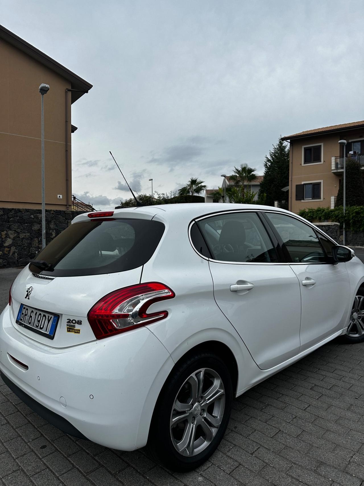 Peugeot 208 1.6 e-HDi 92 CV Stop&Start 5 porte Allure