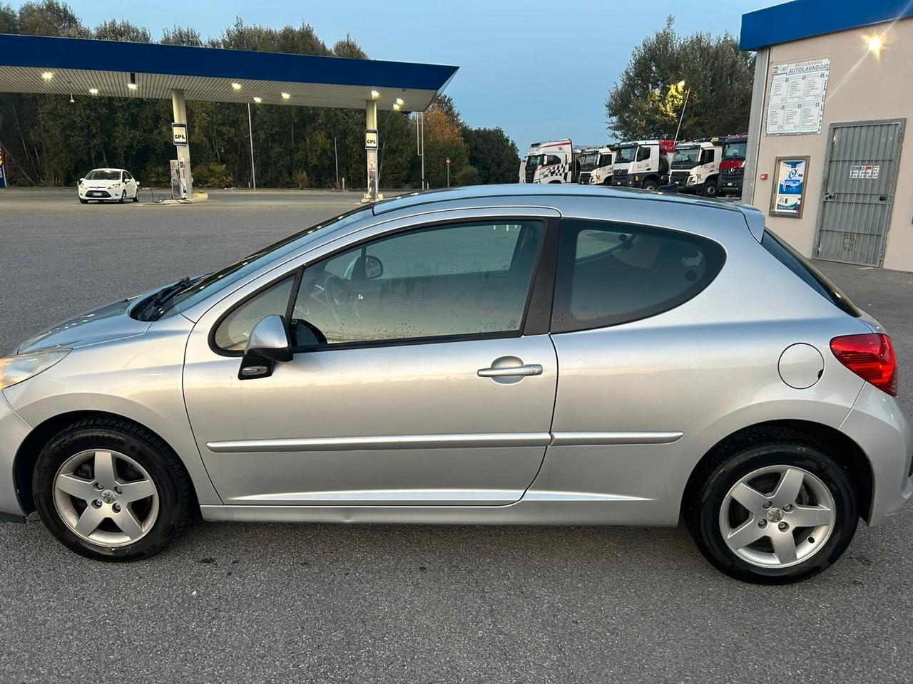 Peugeot 207 1.4 VTi 128000 km pari al nuovo unico proprietario