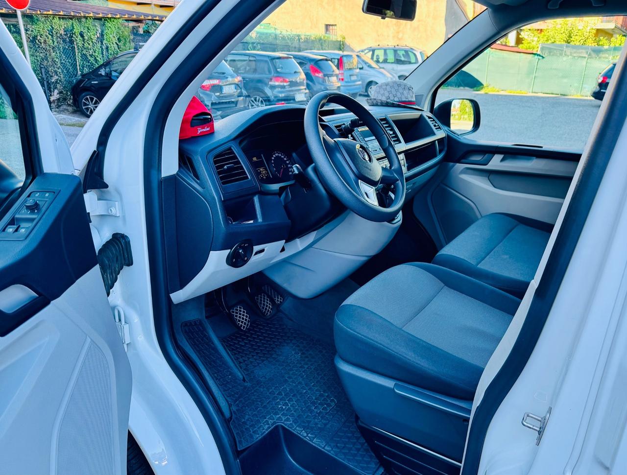 Volkswagen Transporter 2.0 TDI Van 6 Posti