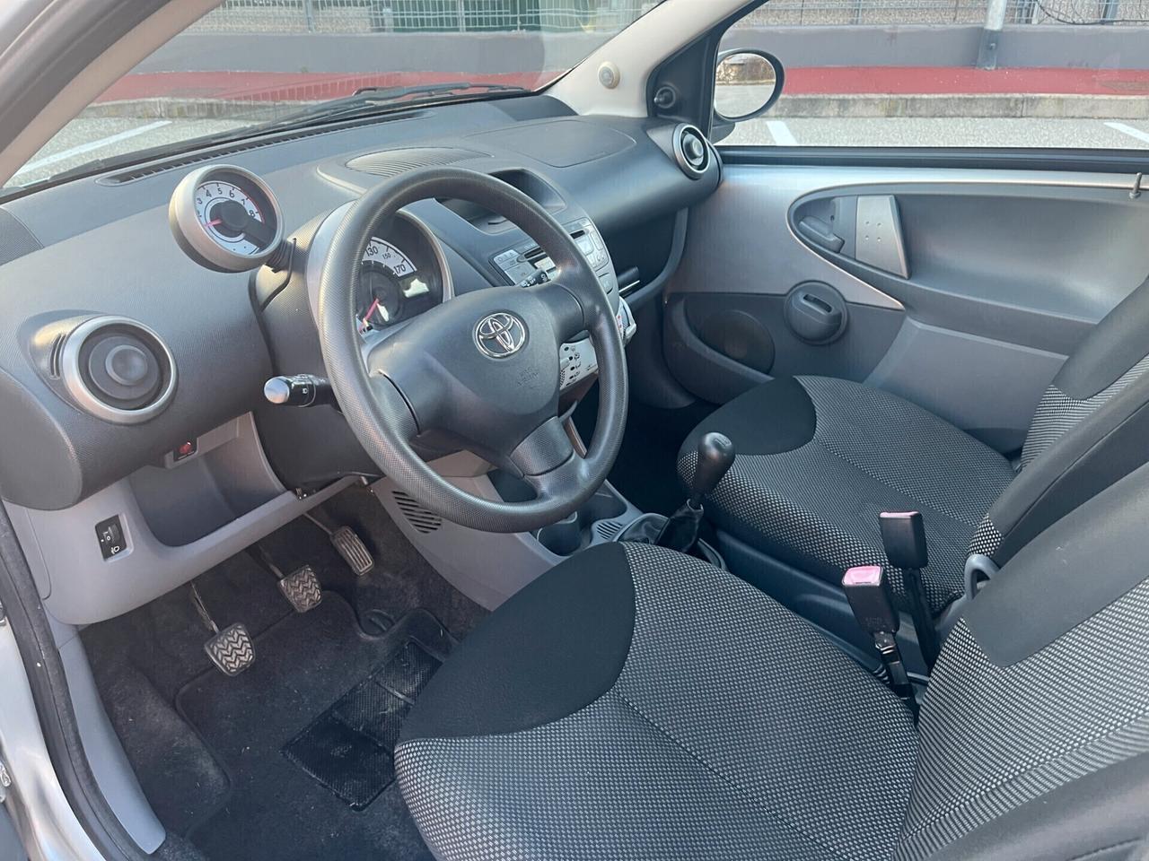 Toyota Aygo 1.0 12V VVT-i 5 porte Sol Connect Red Edition NEOPATENTATI