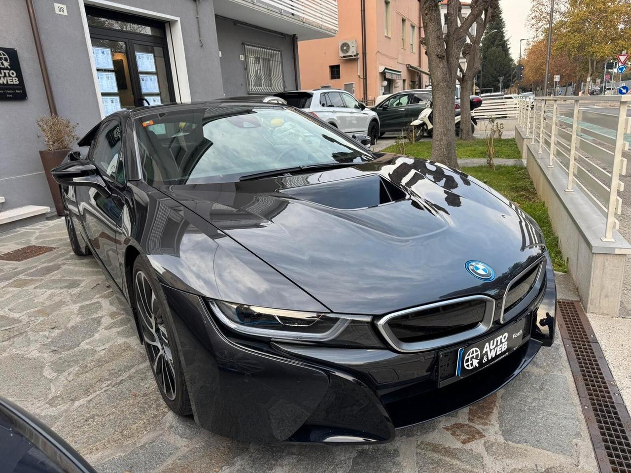 BMW i8 COUPE' TRE VOLUMI HYBRID 231cv