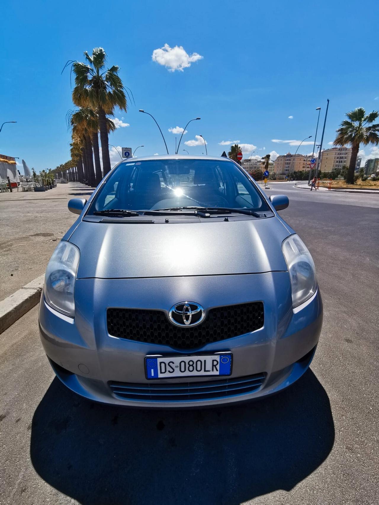 Toyota Yaris 1.3 5P. Sol solo km.97000