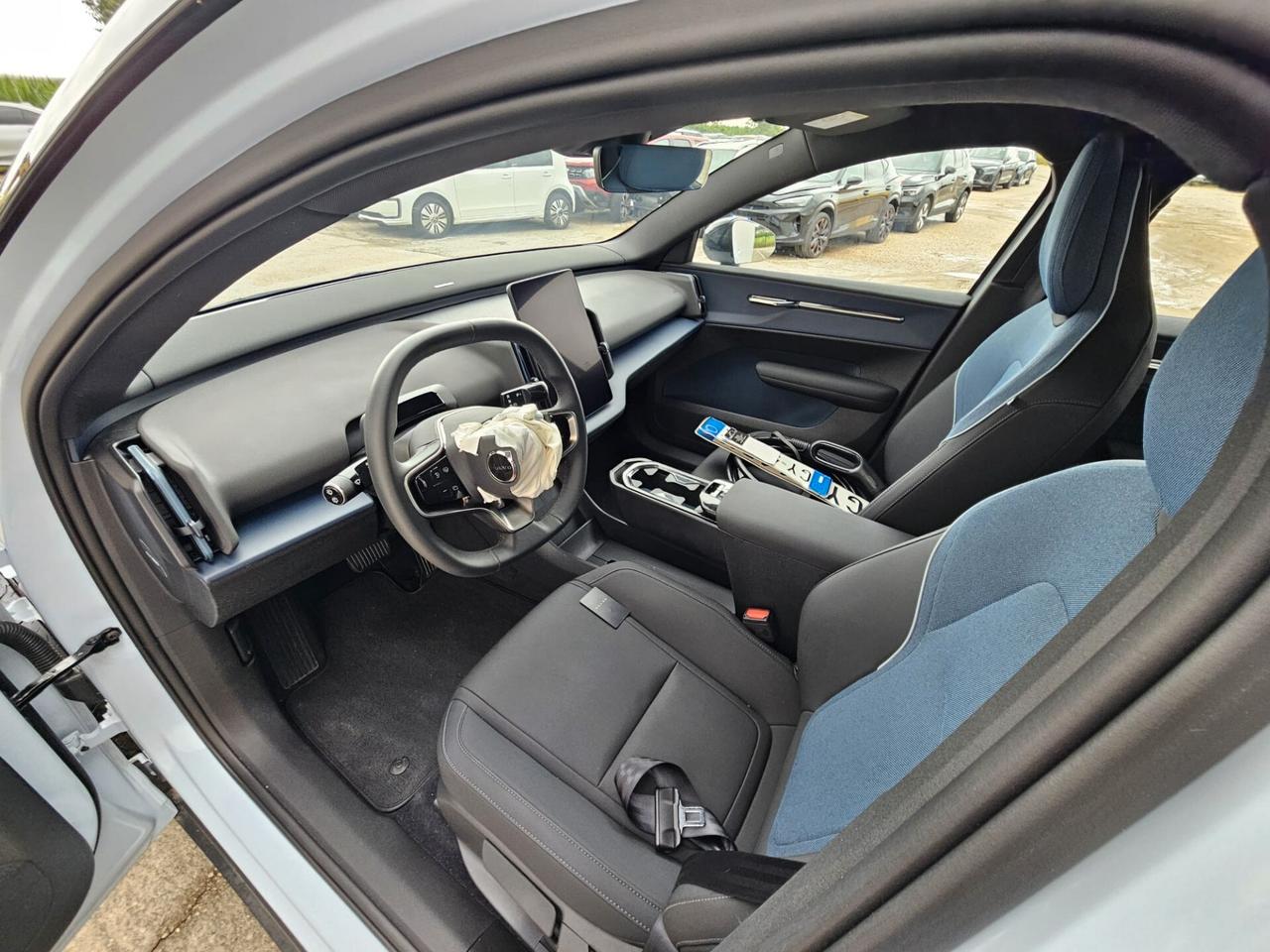 Volvo EX30 single motor Extended Range Plus rwd INCIDENTATA