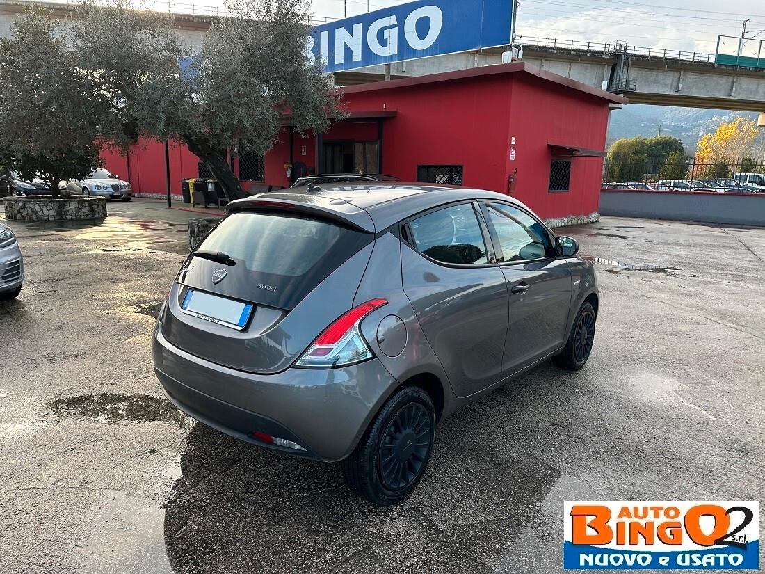 Lancia Ypsilon 1.0 FireFly 5 porte S&S Hybrid Ecochic Silver