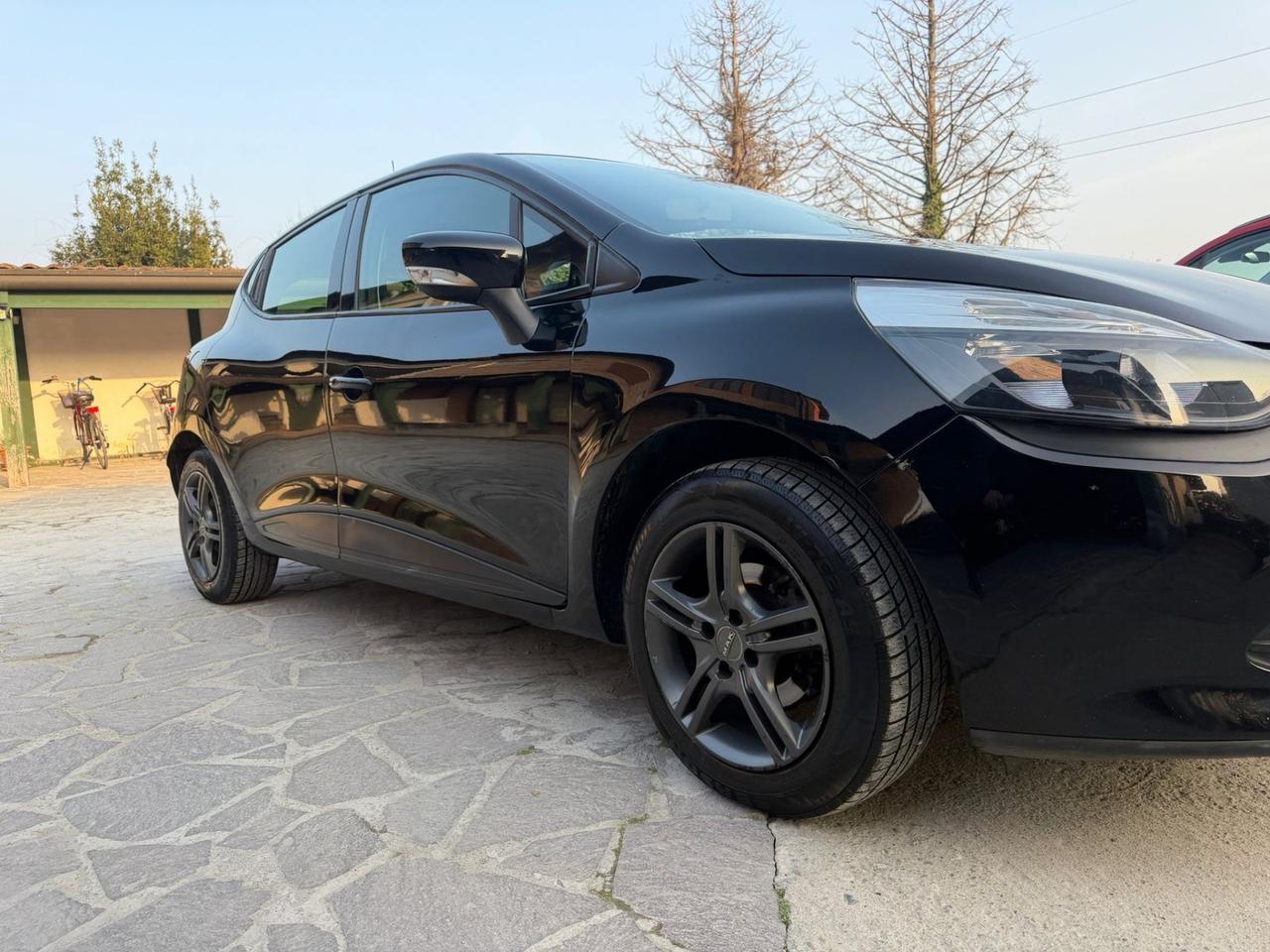 Renault Clio 1.2 75CV 5 porte Costume National neopatentati