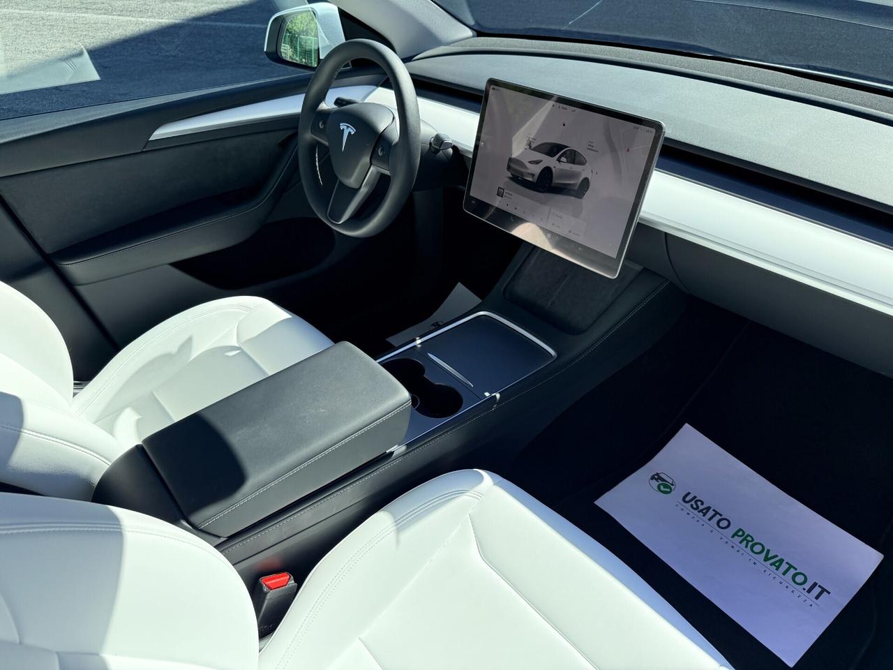 Tesla Model Y Long Range AWD Interni BIANCHI