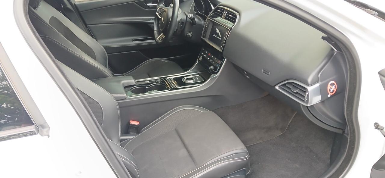 Jaguar XE 2.0 D 180 cv automatica look sportivo