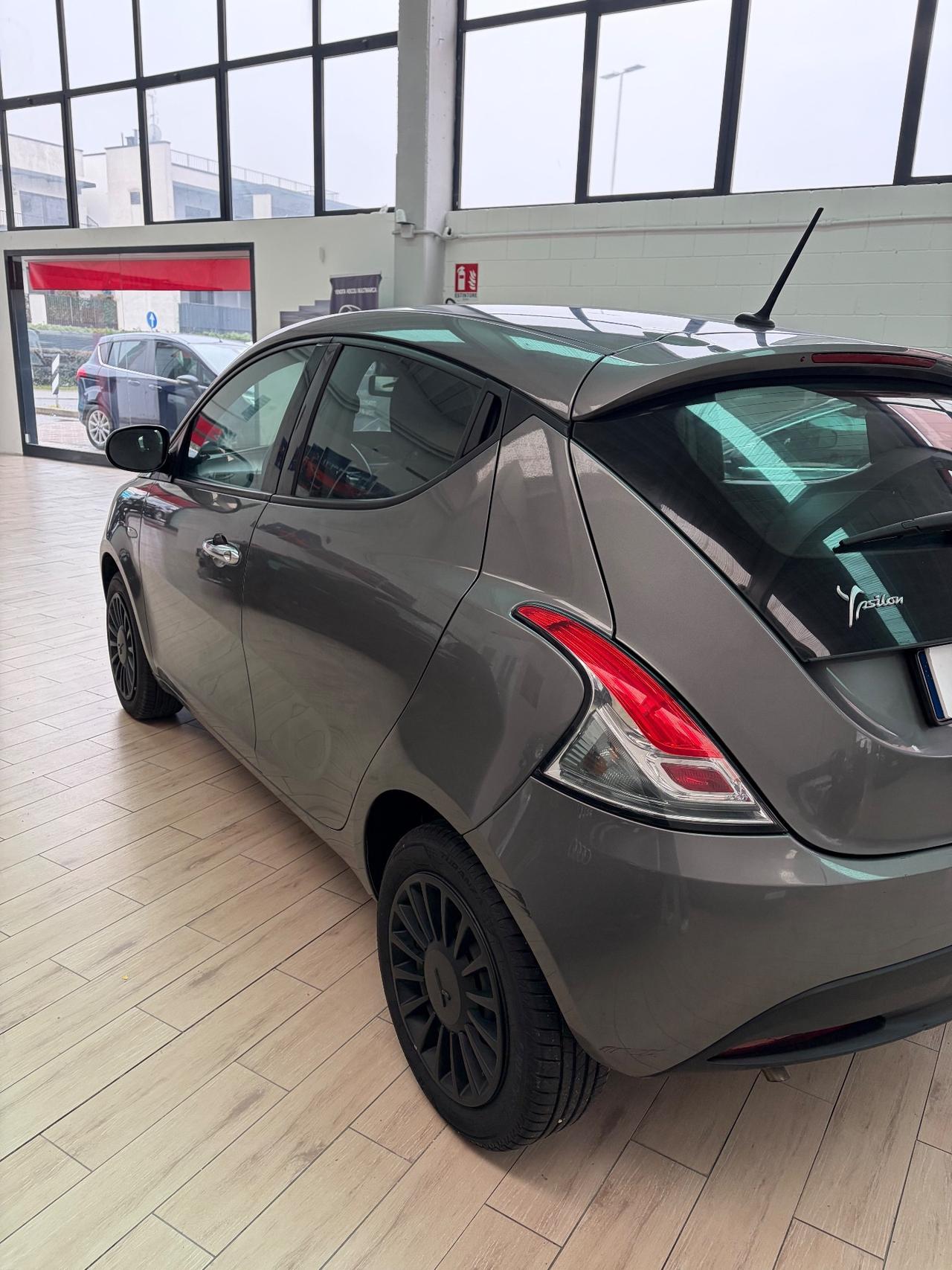 Lancia Ypsilon 1.0 Firefly hybrid silver