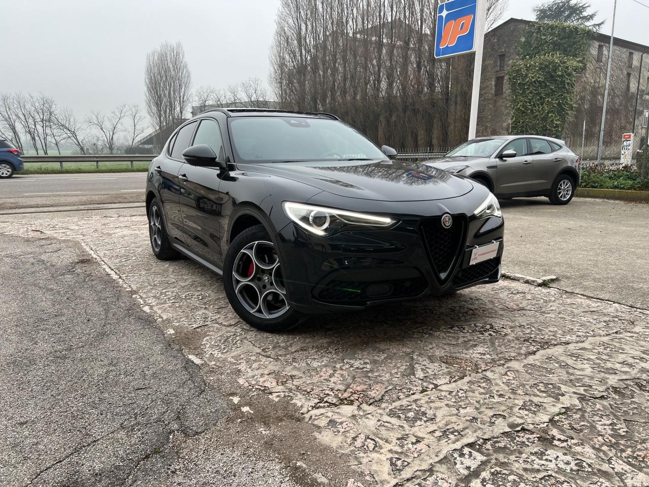 Alfa Romeo Stelvio 2.2 Turbodiesel 160 CV AT8 RWD Tetto Apribile, Pelle rossa Sport-Tech