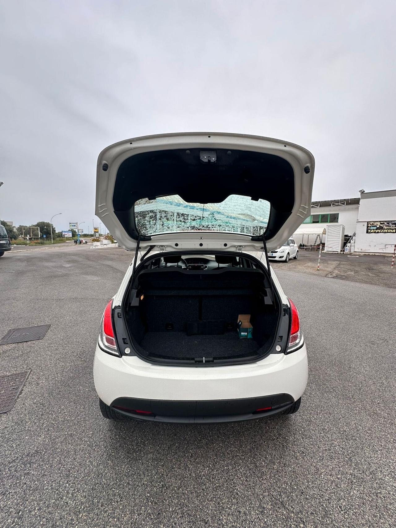 Lancia Ypsilon 0.9 TwinAir 85 CV 5 porte Metano Ecochic Gold NEOPATENTATI