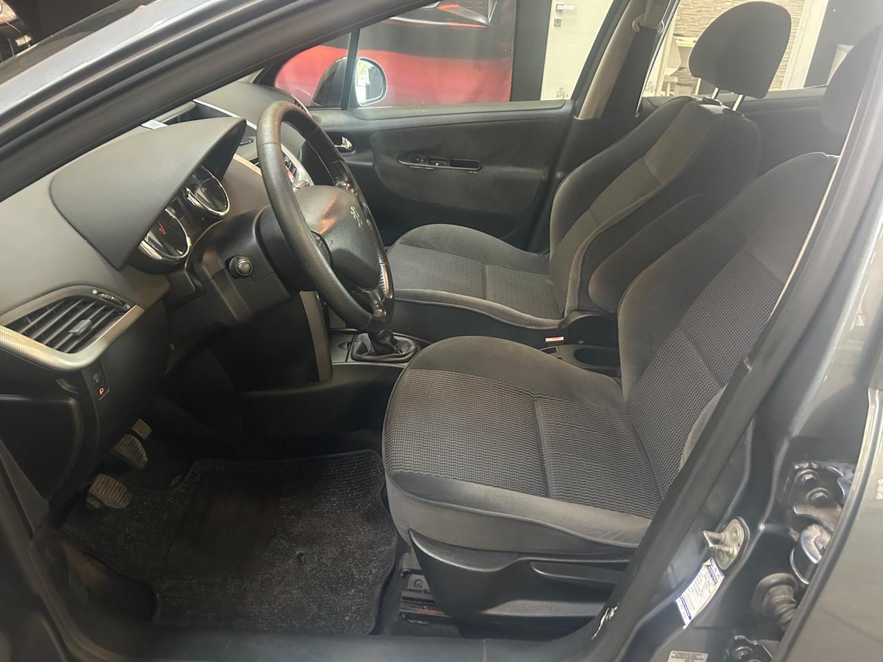 Peugeot 207 1.4 benzina 88cv 5 porte neopatentati
