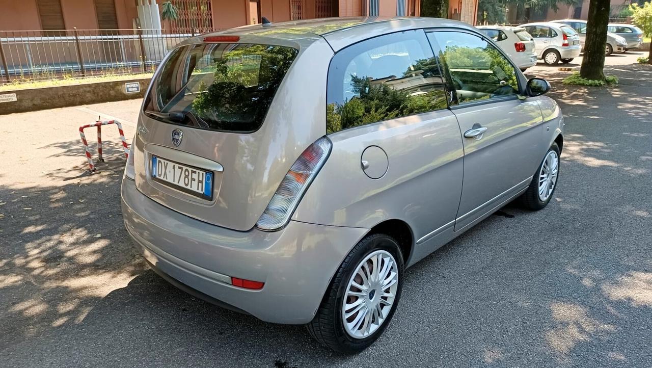 Lancia Ypsilon 1.2 Argento benzina neopatentati