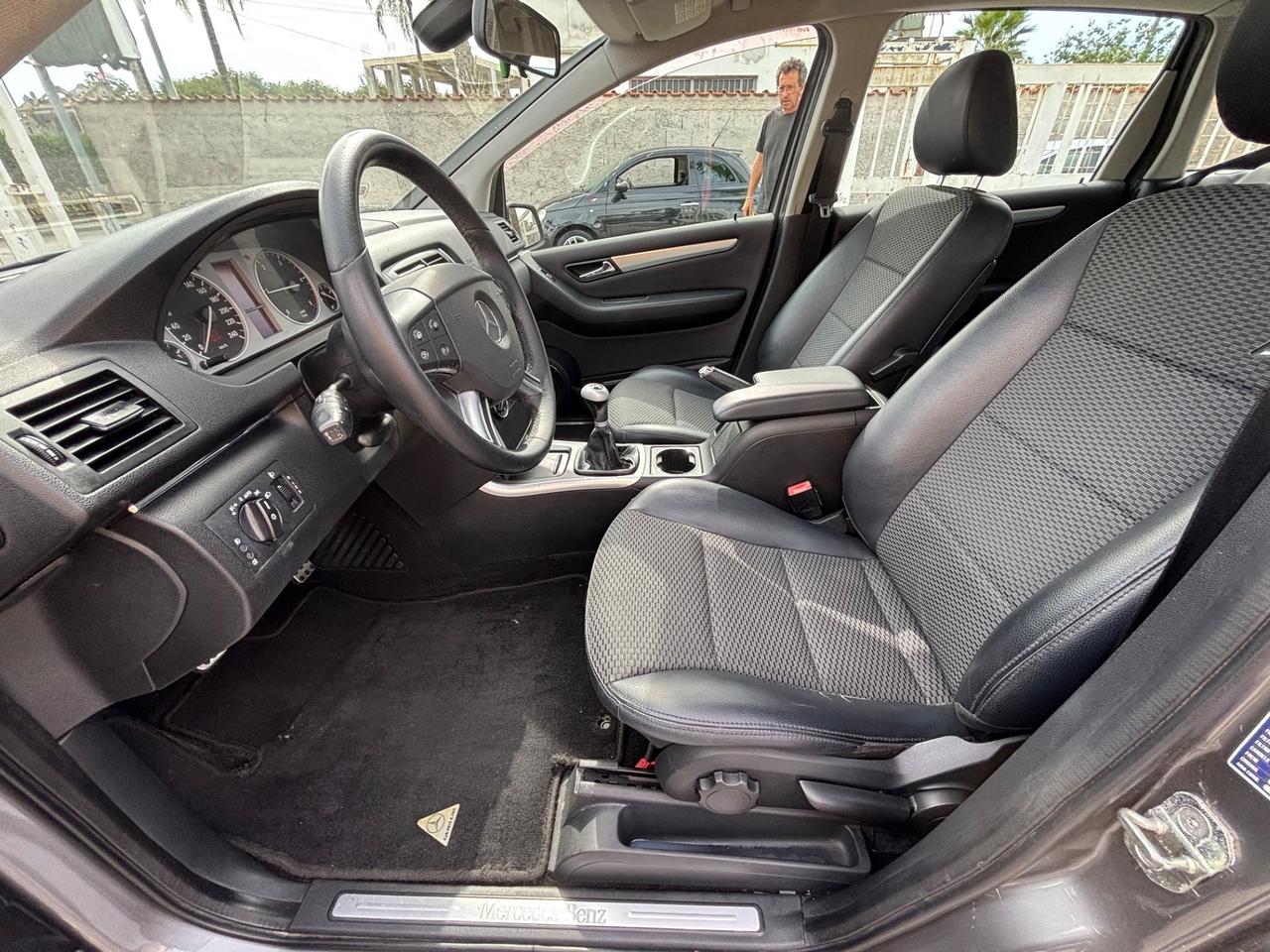 MERCEDES CLASSE B-180 PREMIUM NUOVISSIMO