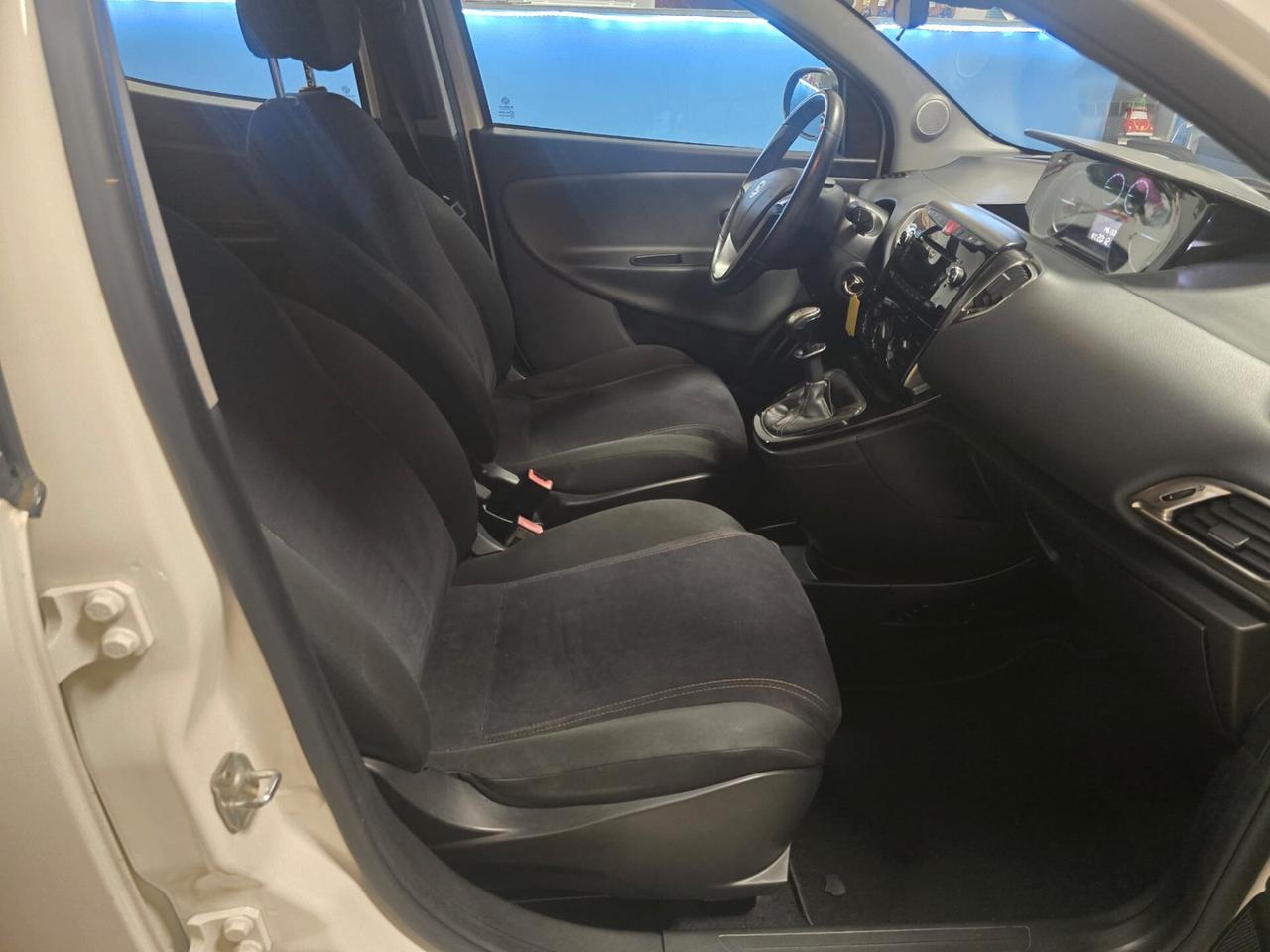 Lancia Ypsilon 1.2 69 CV 5 porte Platinum