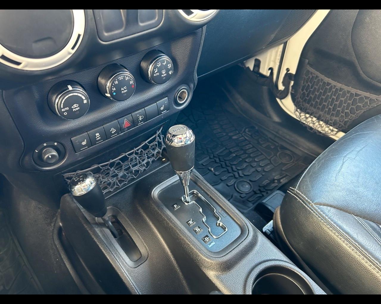 JEEP Wrangler III 2011 - Wrangler 2.8 crd Sahara auto E5+