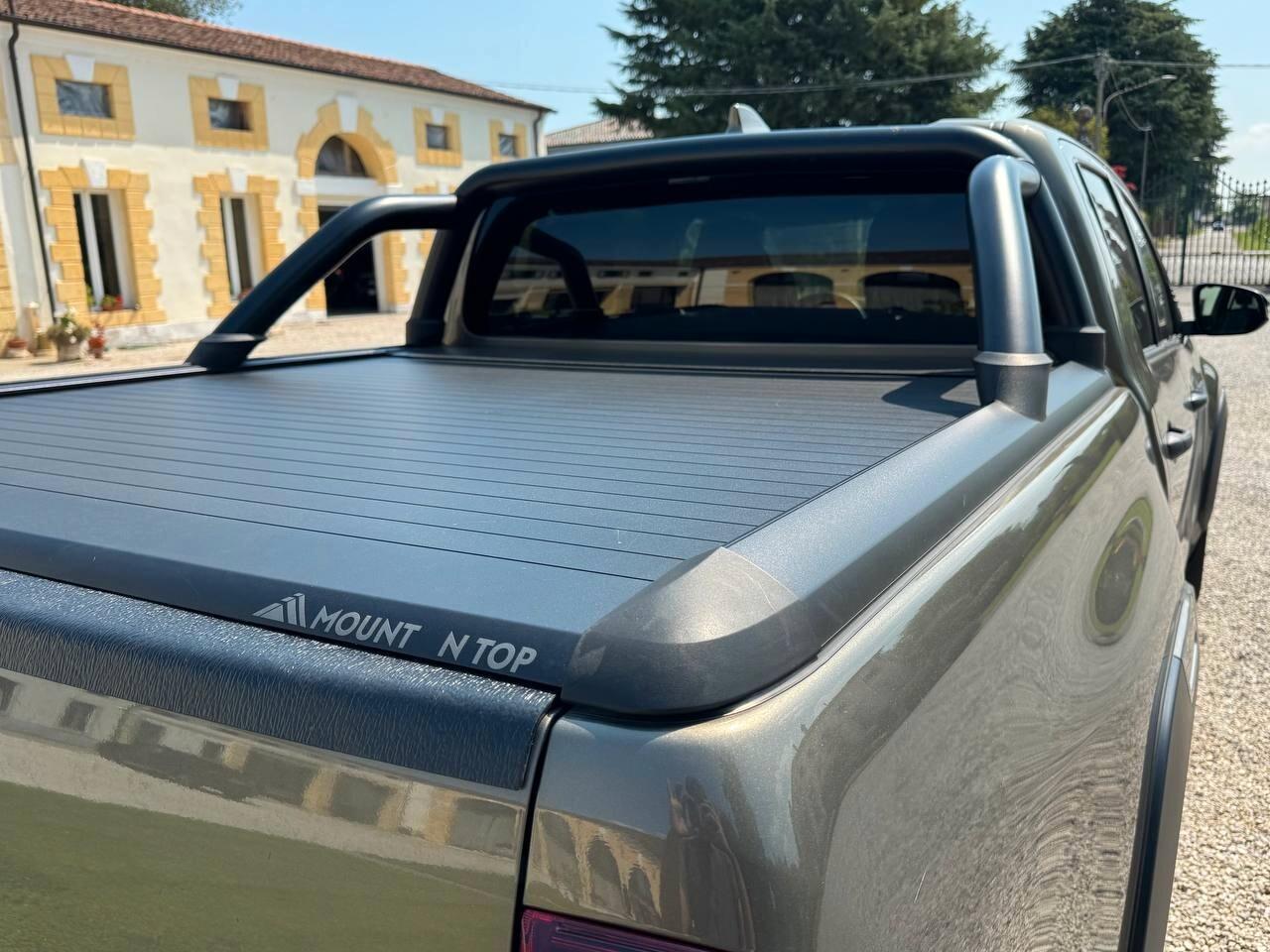 Toyota Hilux 2.4 D-4D A/T 4WD 4 porte Double Cab Invincible