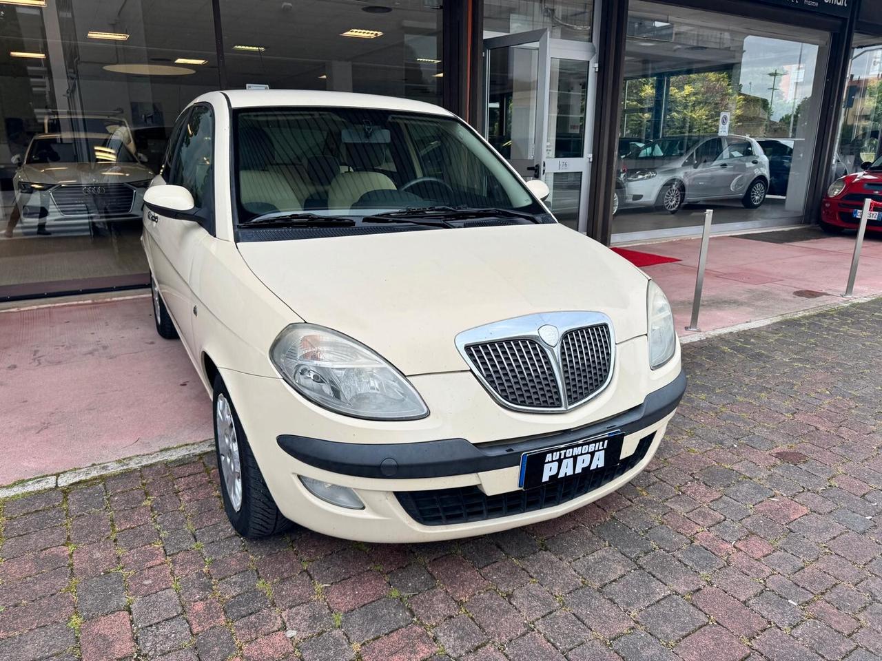 Lancia Ypsilon 1.2 16V Platino