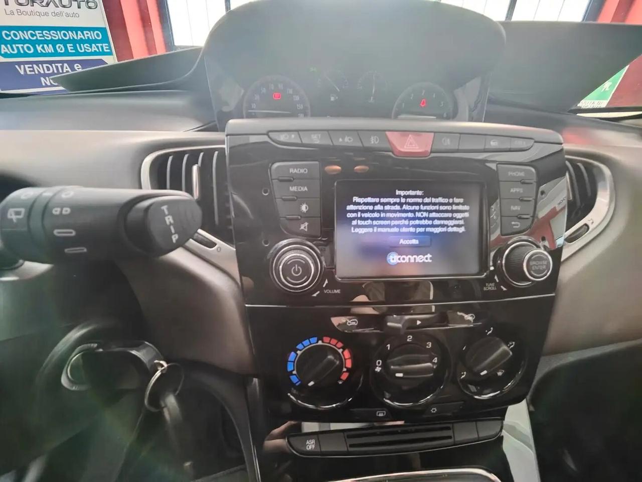 Lancia Ypsilon 5 porte NEOPATENTATO