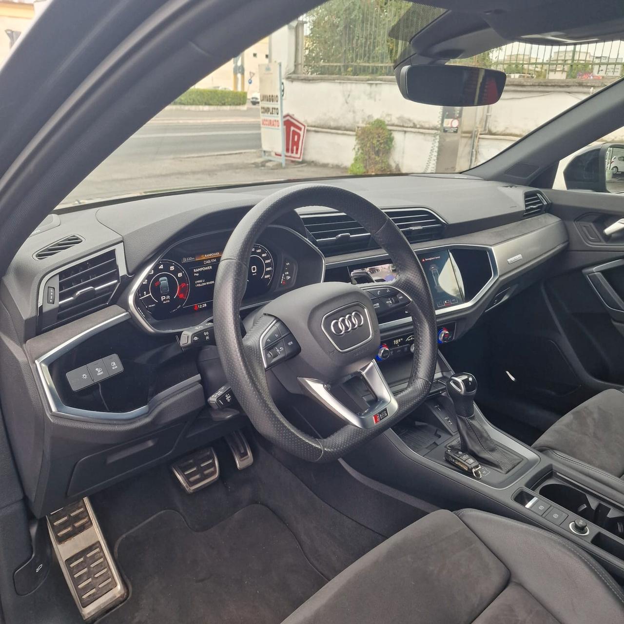 Audi Q3 40 TFSI quattro S tronic Business