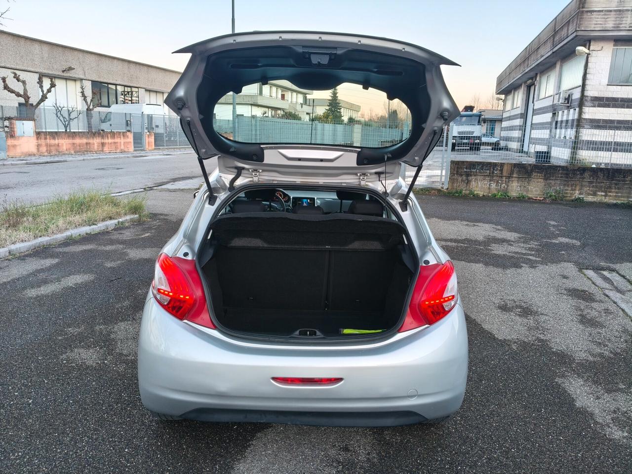 Peugeot 208 1.2 5 porte 2014 SOLO 137.000 KM