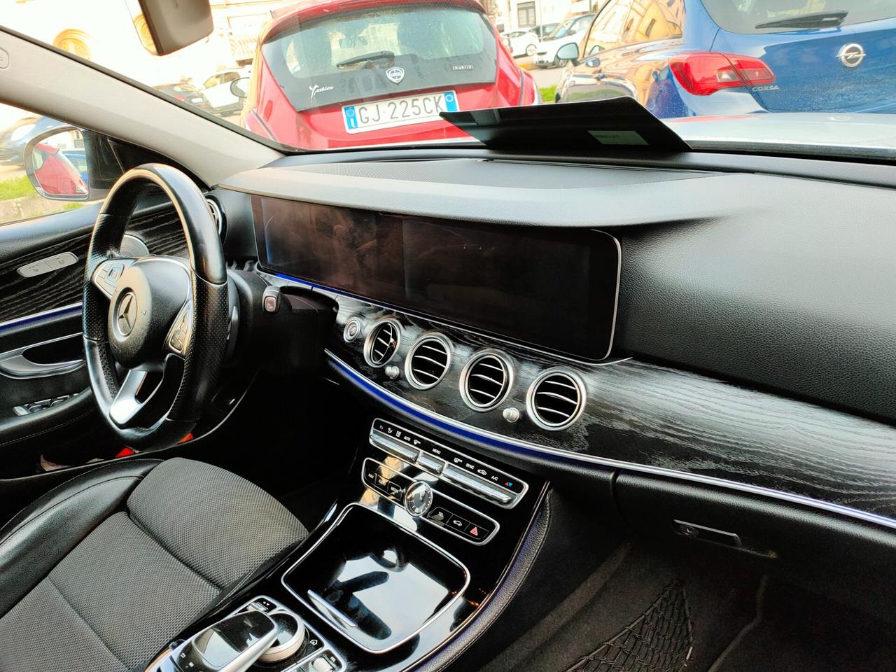 Mercedes-Benz E 220d Auto Premium Plus + Pack AMG