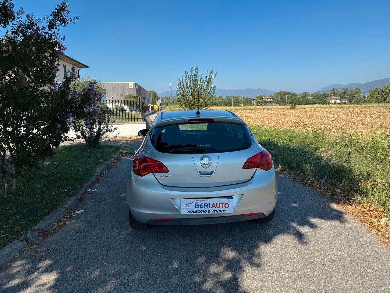Opel Astra allestimento Cosmo
