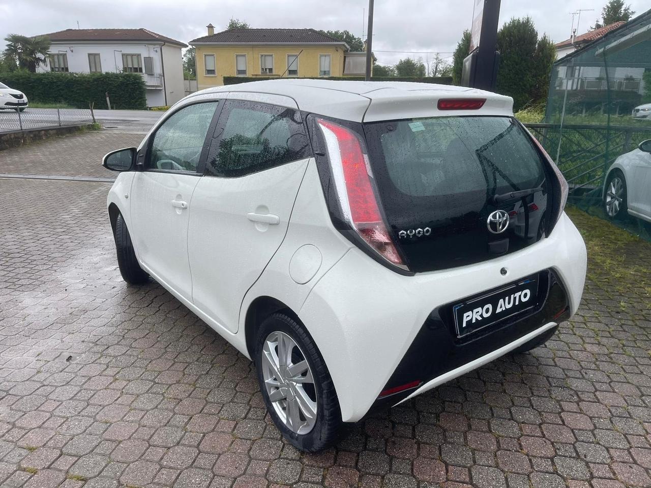 Toyota Aygo 1.0 VVT-i 69 CV 5 porte x-play