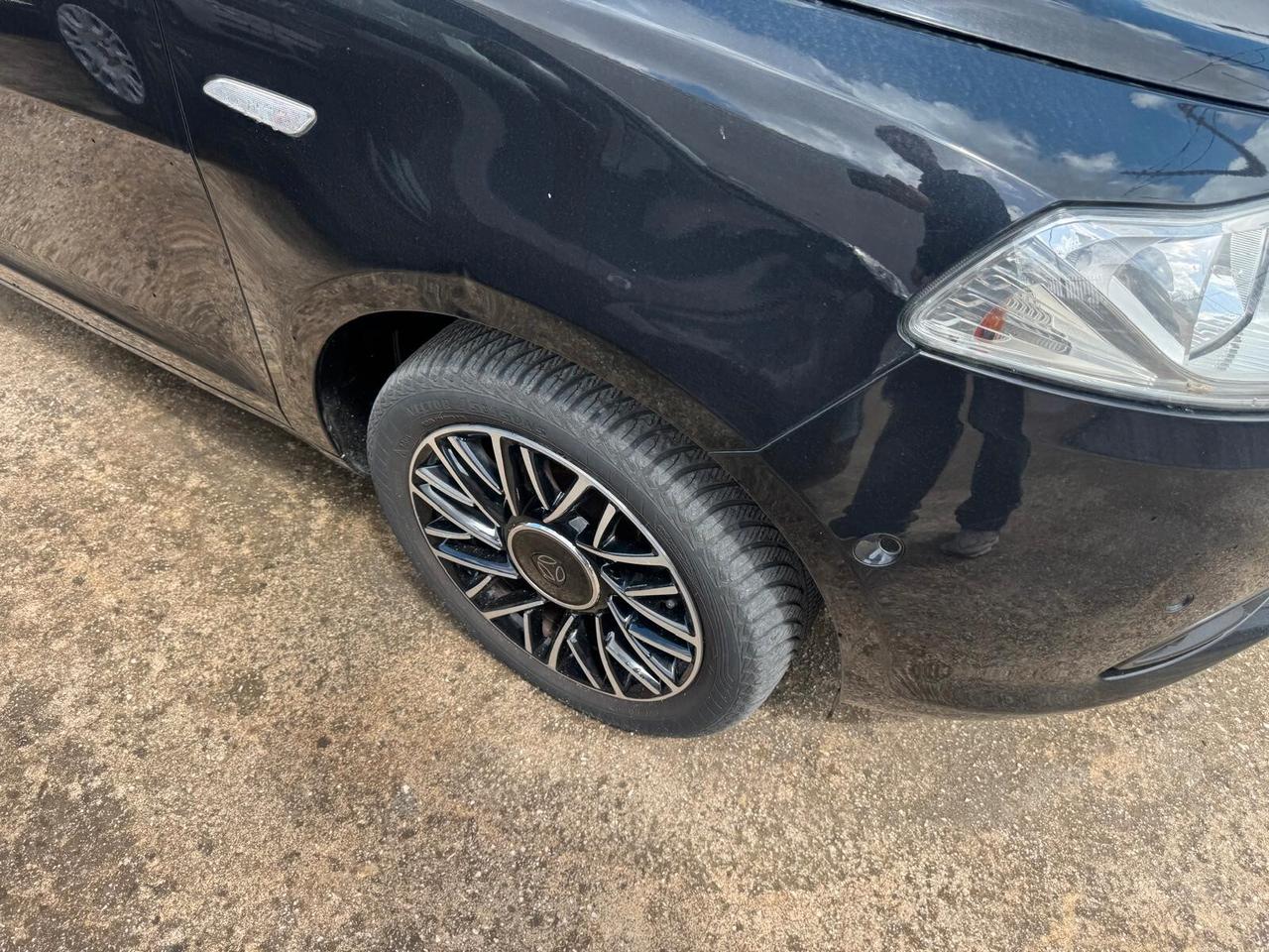 Lancia Ypsilon 1.2 69 CV Unyca MOMO DESIGN