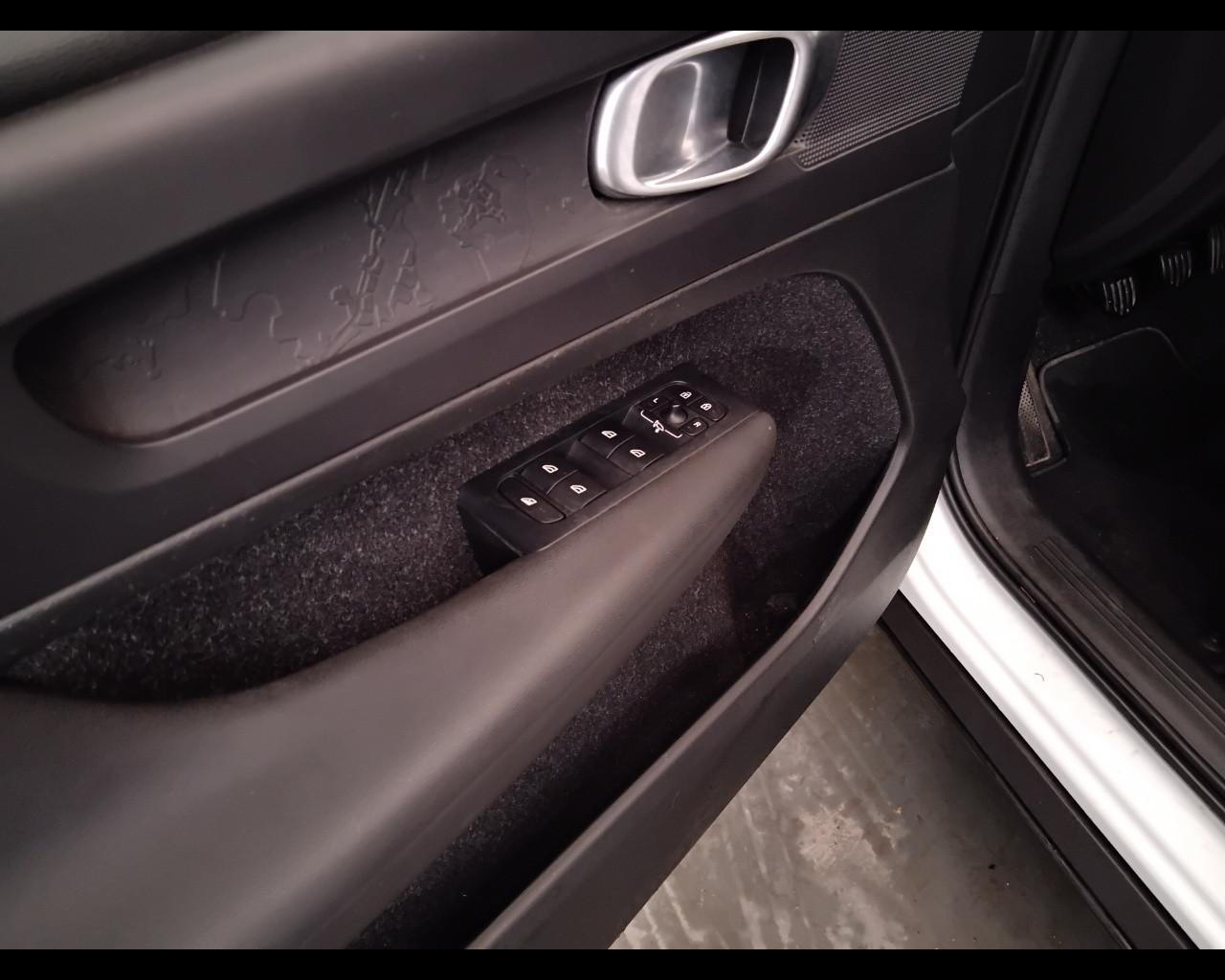 VOLVO XC40 - XC40 1.5 t3 Momentum Core 163cv my21