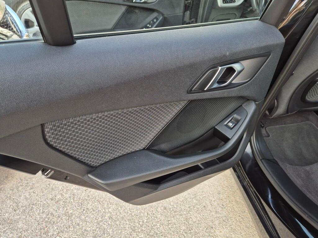 Bmw 116 116d 5p. Business Advantage