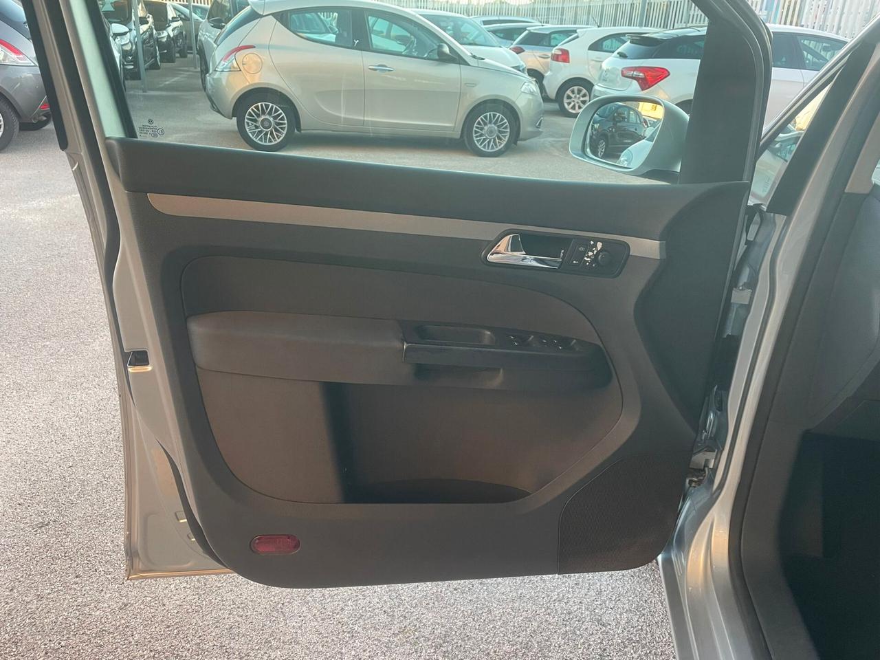Volkswagen Touran 2.0 TDI Highline 7 POSTI