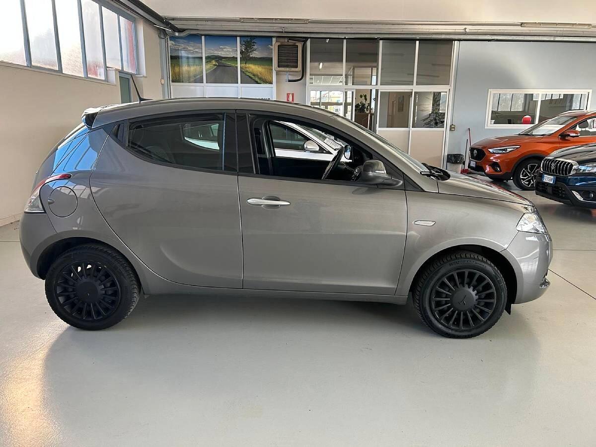 Lancia Ypsilon 1.0 FireFly 5 porte S&S Hybrid Silver
