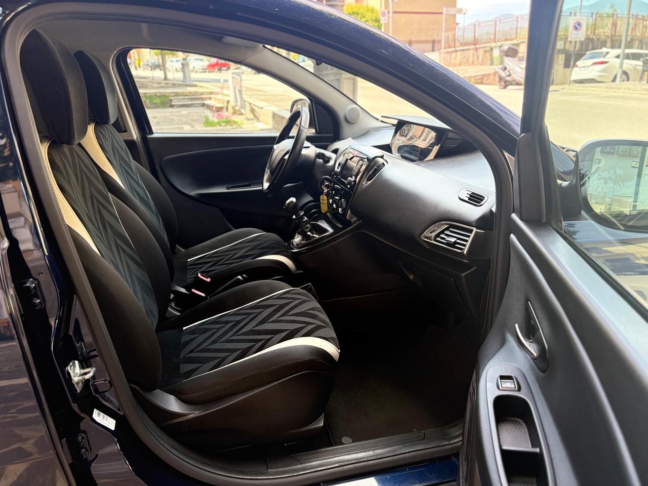 Lancia Ypsilon 1.2 69 CV 5P Gold UCONNECT Blue&Me
