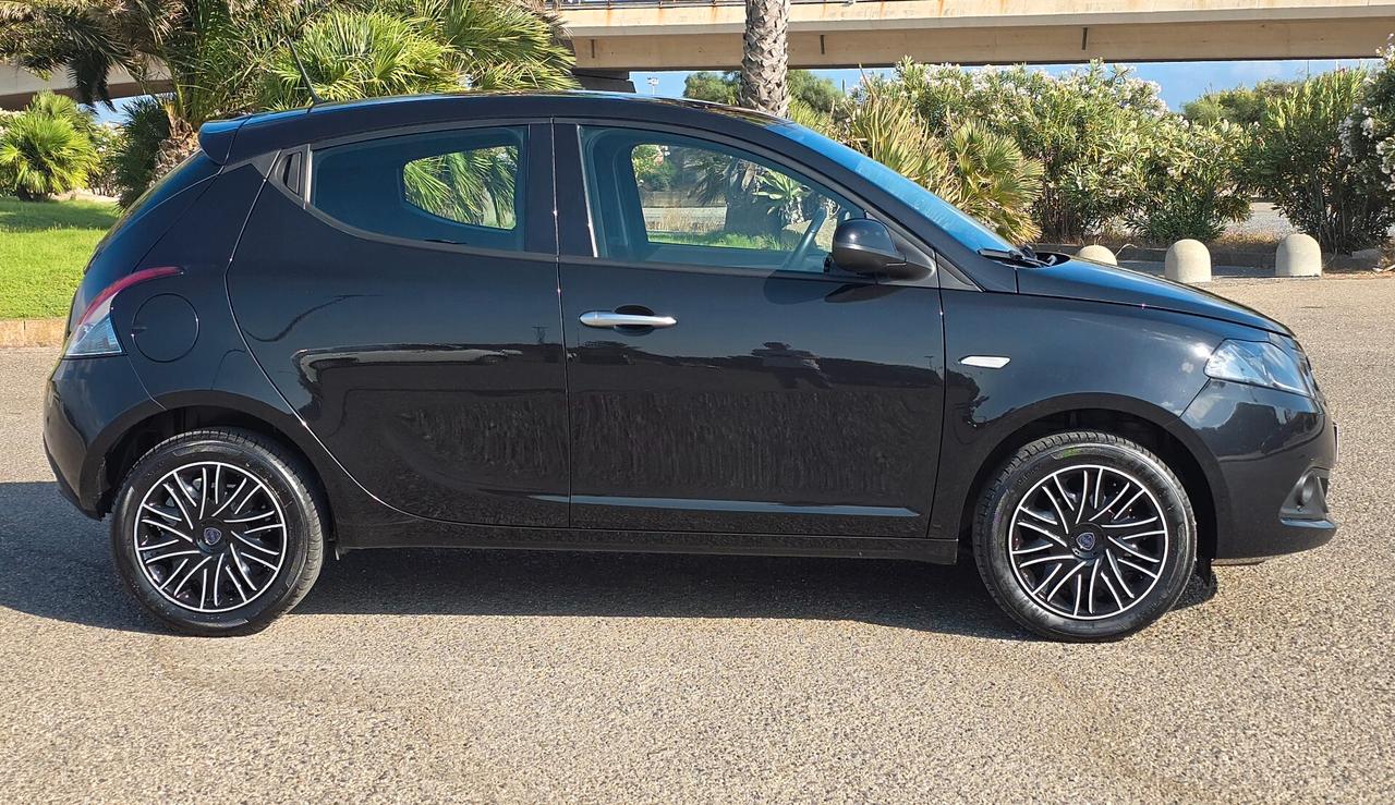 Lancia Ypsilon 1.0 FireFly 5 porte S&S Hybrid Alberta Ferretti