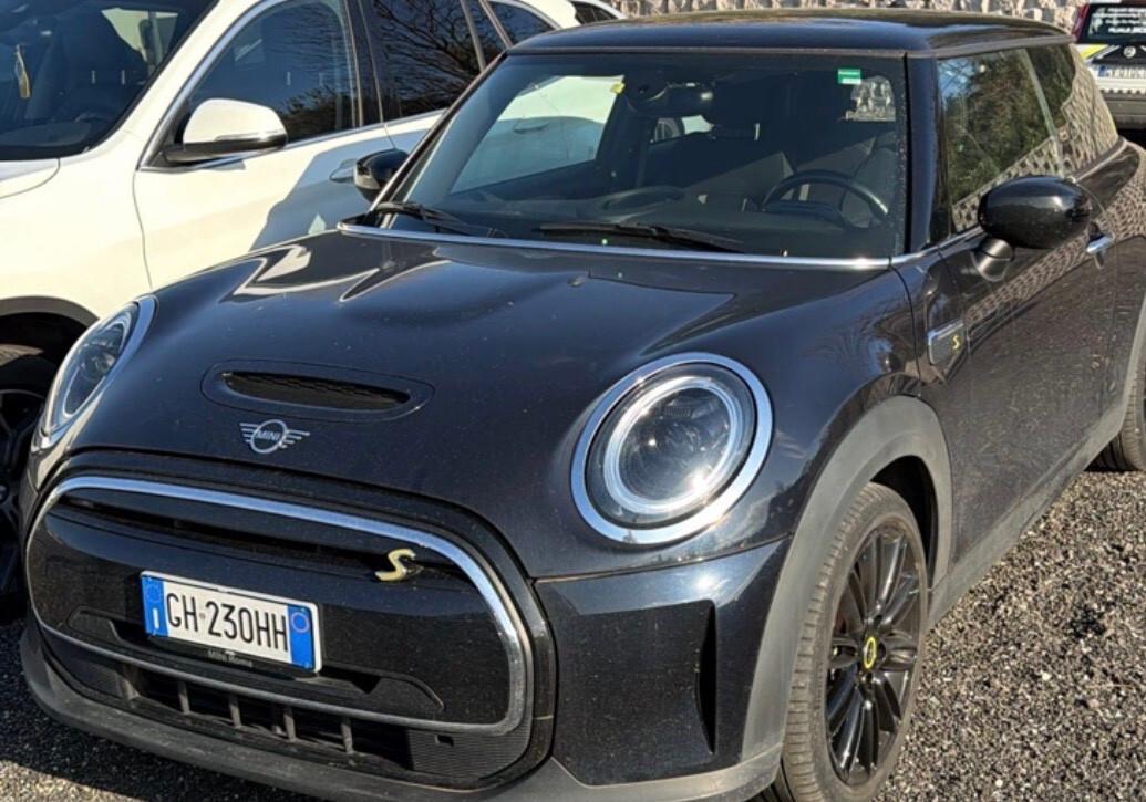 MINI COOPER SE GUARDA LE FOTO