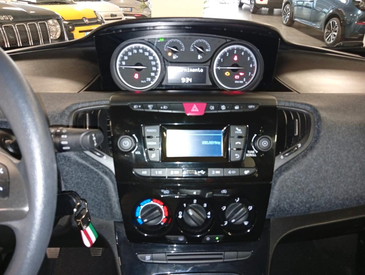 Lancia Ypsilon 1.0 FireFly 5 porte S&S Hybrid Ecochic Silver