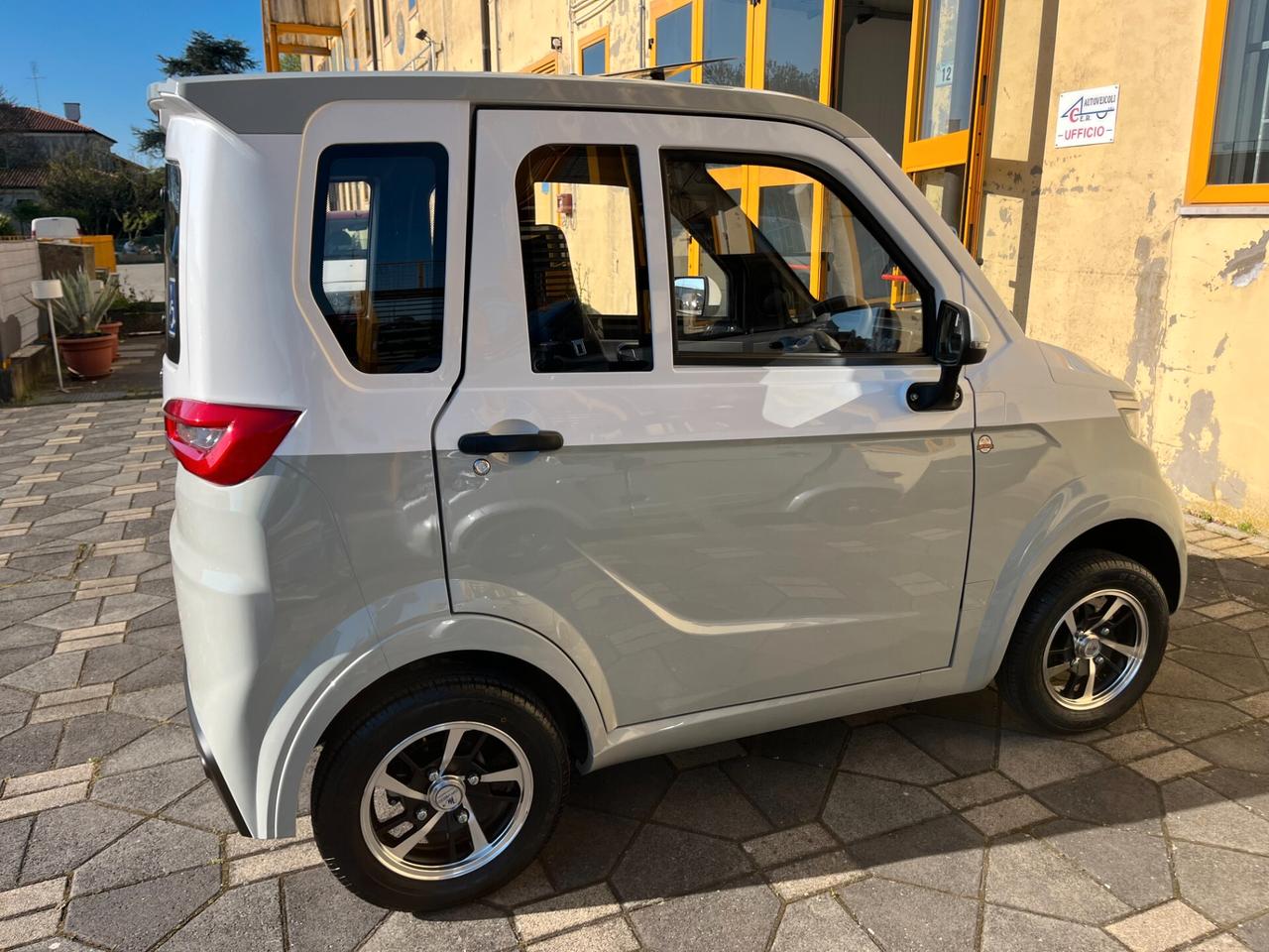 BEBETTA scooter cabinato disabili/anziani minicar