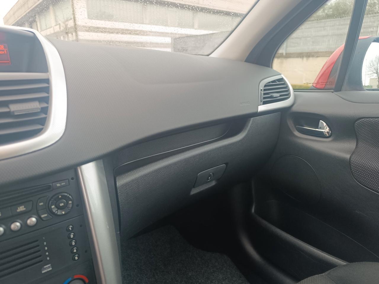 Peugeot 207 1.6 benzina SOLAMENTE 95.000 KM